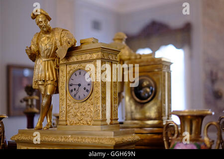 Eine vergoldete Kutschenuhr, die im Bernsteinmuseum im Tiskeviciai aus dem 18. Jahrhundert, im Tiskevicius-Palast oder im Tyszkiewicz-Palast im Badeort Palanga, Litauen, ausgestellt ist Stockfoto