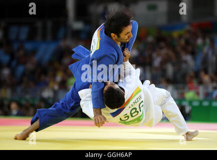 Großbritanniens Ashley McKenzie in Aktion gegen Oslo Bekir bei der Herren-60 kg Runde der letzten 32 am ersten Tag der Olympischen Spiele in Rio, Brasilien. Stockfoto