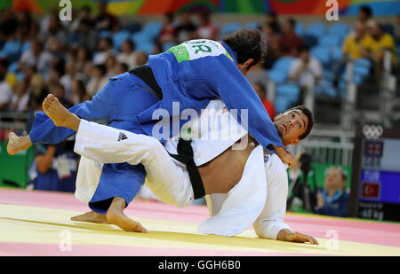 Großbritanniens Ashley McKenzie in Aktion gegen Oslo Bekir bei der Herren-60 kg Runde der letzten 32 am ersten Tag der Olympischen Spiele in Rio, Brasilien. Stockfoto