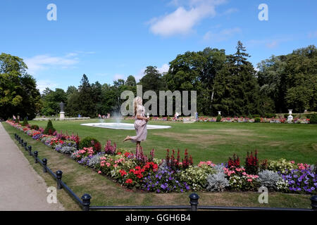 Junge Litauerin posiert im Botanischen Garten an der Nordseite des Neorenaissance-Stils des 18. Jahrhunderts von Tiskeviciai, Tiskevicius-Palast oder Tyszkiewicz-Palast im Badeort Palanga, Litauen Stockfoto