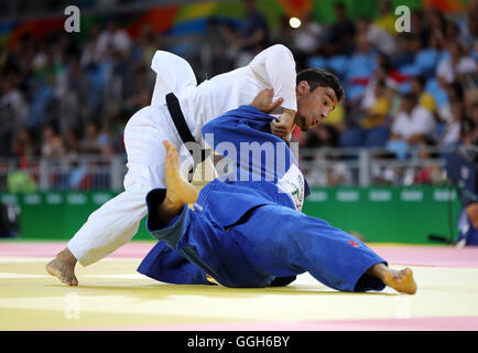 Großbritanniens Ashley McKenzie in Aktion gegen Oslo Bekir bei der Herren-60 kg Runde der letzten 32 am ersten Tag der Olympischen Spiele in Rio, Brasilien. Stockfoto