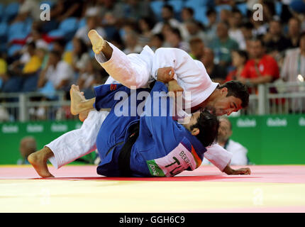 Großbritanniens Ashley McKenzie in Aktion gegen Oslo Bekir bei der Herren-60 kg Runde der letzten 32 am ersten Tag der Olympischen Spiele in Rio, Brasilien. Stockfoto