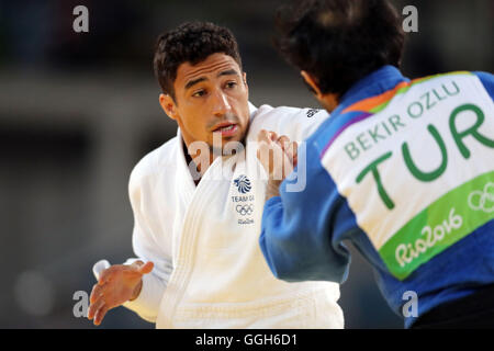 Großbritanniens Ashley McKenzie in Aktion gegen Türkeis Oslo Bekir bei der Herren-60 kg Runde der letzten 32 am ersten Tag der Olympischen Spiele in Rio, Brasilien. Stockfoto