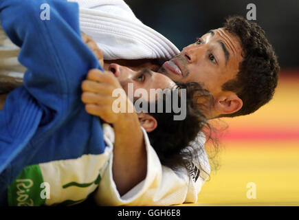 Großbritanniens Ashley McKenzie (rechts) im Kampf gegen Türkeis Oslo Bekir bei der Herren-60 kg Runde der letzten 32 am ersten Tag der Olympischen Spiele in Rio, Brasilien. Stockfoto