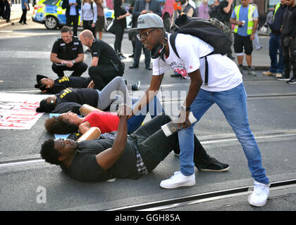 Aktivisten außerhalb Nottingham Theatre Royal Herunterfahren im Stadtzentrum Straßenbahn und Bus Netzwerk für soziale Gerechtigkeitsbewegung schwarz lebt Angelegenheit zu protestieren. Stockfoto