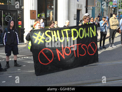 Aktivisten außerhalb Nottingham Theatre Royal Herunterfahren im Stadtzentrum Straßenbahn und Bus Netzwerk für soziale Gerechtigkeitsbewegung schwarz lebt Angelegenheit zu protestieren. Stockfoto