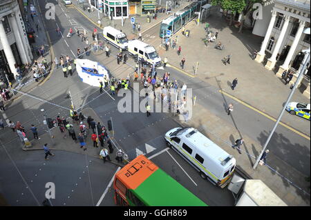 Aktivisten außerhalb Nottingham Theatre Royal Herunterfahren im Stadtzentrum Straßenbahn und Bus Netzwerk für soziale Gerechtigkeitsbewegung schwarz lebt Angelegenheit zu protestieren. Stockfoto