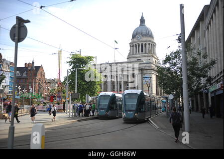 Straßenbahnen sind in Nottingham Stadtzentrum gestoppt, nachdem Aktivisten die Straßenbahnschienen in der Nähe von Nottingham Theatre Royal blockiert, für soziale Gerechtigkeitsbewegung schwarz lebt Angelegenheit zu protestieren. Stockfoto