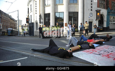 Aktivisten außerhalb Nottingham Theatre Royal Herunterfahren im Stadtzentrum Straßenbahn und Bus Netzwerk für soziale Gerechtigkeitsbewegung schwarz lebt Angelegenheit zu protestieren. Stockfoto