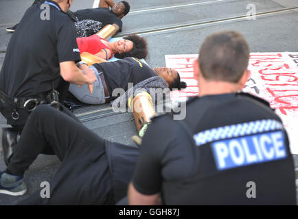 Polizisten sprechen mit Demonstranten im Stadtzentrum von Nottingham nach Aktivisten die Straßenbahnschienen in der Nähe von Nottingham Theatre Royal blockiert, für soziale Gerechtigkeitsbewegung schwarz lebt Angelegenheit zu protestieren. Stockfoto
