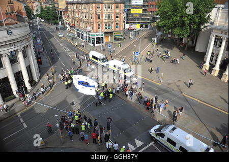 Aktivisten außerhalb Nottingham Theatre Royal Herunterfahren im Stadtzentrum Straßenbahn und Bus Netzwerk für soziale Gerechtigkeitsbewegung schwarz lebt Angelegenheit zu protestieren. Stockfoto