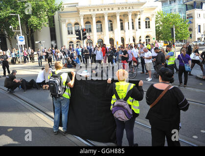 Aktivisten außerhalb Nottingham Theatre Royal Herunterfahren im Stadtzentrum Straßenbahn und Bus Netzwerk für soziale Gerechtigkeitsbewegung schwarz lebt Angelegenheit zu protestieren. Stockfoto