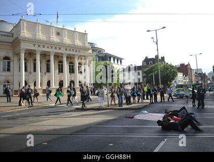 Aktivisten außerhalb Nottingham Theatre Royal Herunterfahren im Stadtzentrum Straßenbahn und Bus Netzwerk für soziale Gerechtigkeitsbewegung schwarz lebt Angelegenheit zu protestieren. Stockfoto