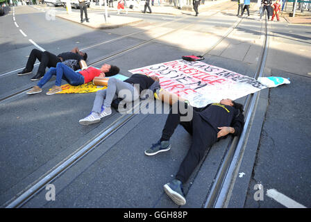 Aktivisten außerhalb Nottingham Theatre Royal Herunterfahren im Stadtzentrum Straßenbahn und Bus Netzwerk für soziale Gerechtigkeitsbewegung schwarz lebt Angelegenheit zu protestieren. Stockfoto