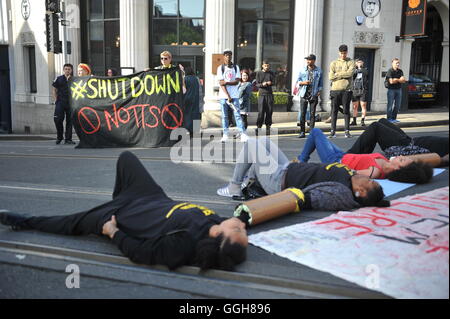 Aktivisten außerhalb Nottingham Theatre Royal Herunterfahren im Stadtzentrum Straßenbahn und Bus Netzwerk für soziale Gerechtigkeitsbewegung schwarz lebt Angelegenheit zu protestieren. Stockfoto