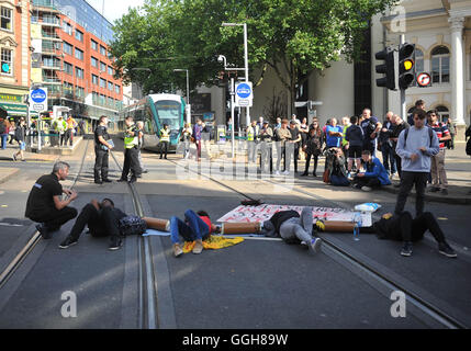 Aktivisten außerhalb Nottingham Theatre Royal Herunterfahren im Stadtzentrum Straßenbahn und Bus Netzwerk für soziale Gerechtigkeitsbewegung schwarz lebt Angelegenheit zu protestieren. Stockfoto