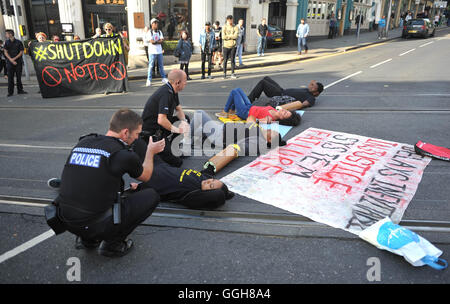 Polizisten sprechen mit Demonstranten im Stadtzentrum von Nottingham nach Aktivisten die Straßenbahnschienen in der Nähe von Nottingham Theatre Royal blockiert, für soziale Gerechtigkeitsbewegung schwarz lebt Angelegenheit zu protestieren. Stockfoto