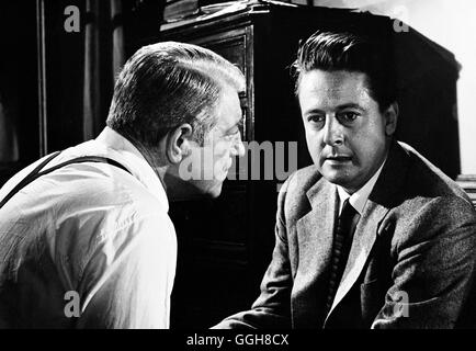 KOMMISSAR MAIGRET STELLT EINE FALLE / Maigret neigen un ge FRA 1957 pi / Jean Delannoy Szene Mit JEAN GABIN (Jules Maigret) Und JEAN DESAILLY (Marcel Maurin). Regie: Jean Delannoy aka. Maigret neigen un ge pi Stockfoto