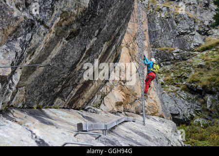 Frau klettern den Klettersteig La Resgia, Engadin, Graubünden, Schweiz Stockfoto