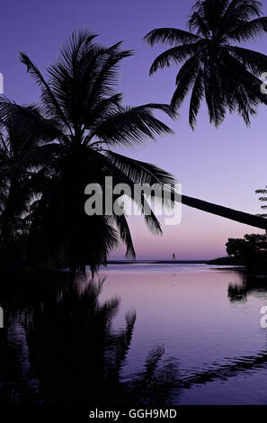 Mann läuft am Strand in Sunet, Dominica, kleine Antillen, Caribbean Stockfoto