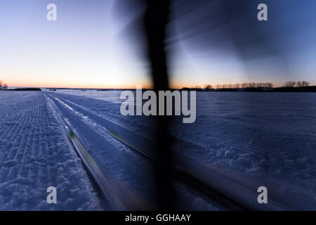 Junge Frau Langlaufen bei Sonnenuntergang, Allgäu, Bayern, Deutschland Stockfoto