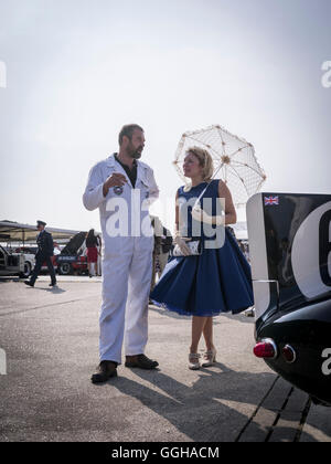 Mechaniker und Besucher, Goodwood Revival 2014, Racing Sport, Oldtimer, Goodwood, Chichester, Sussex, England, Großbritannien Stockfoto