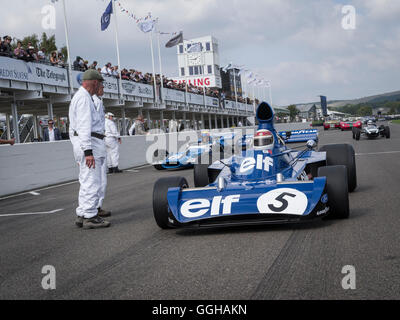 Sir Jackie Stewart in seinem Tyrell 006 er die Weltmeisterschaft 1973, Goodwood Revival 2014, Racing Sport, Klassiker gewann Stockfoto