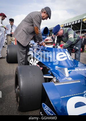 Sir Jackie Stewart in seinem Tyrell 006 er die Weltmeisterschaft 1973, Goodwood Revival 2014, Racing Sport, Klassiker gewann Stockfoto