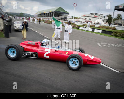 John Surtees im 1964 Ferrari 158, Goodwood Revival 2014, Rennsport, Oldtimer, Goodwood, Chichester, Sussex, England, Gre Stockfoto