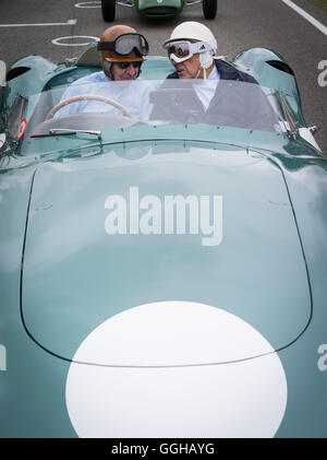 1959 Aston Martin DBR1 Fahrer Tony Brooks (L) und Sir Stirling Moss (R), Jim Clark Parade, Goodwood Revival, racing, Autorennen Stockfoto