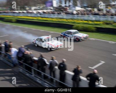 Zwei Ford Capri III, Zielgerade, 72. Mitgliederversammlung, Rennen, Autorennen, Oldtimer, Chichester, Sussex, United Kingdo Stockfoto