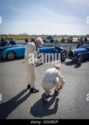 Fahrer vor Bugatti Rennwagen, Williams Trophy, 72. Mitgliederversammlung, Rennen, Autorennen, Oldtimer, Chichester, süss Stockfoto