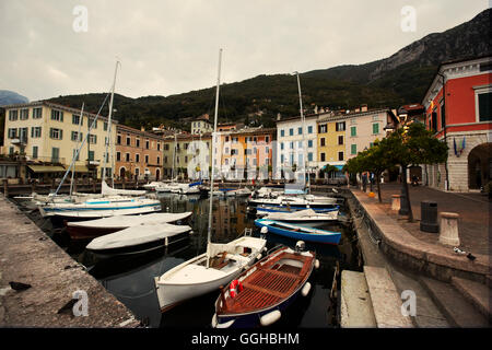 Boote im Yachthafen, Gargnano, Gardasee, Lombardei, Italien Stockfoto