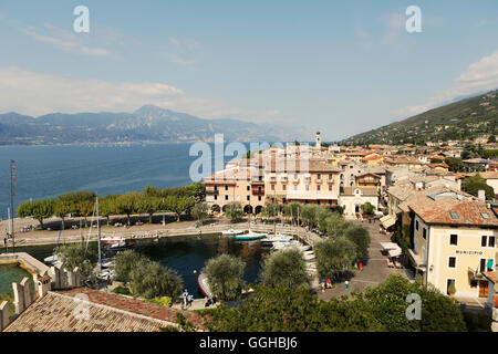 Blick über Altstadt, Gardasee, Torri del Benaco, Veneto, Italien Stockfoto