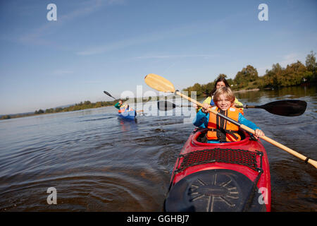 Familie Kanu Touren auf See Staffelsee, Seehausen, Oberbayern, Deutschland Stockfoto