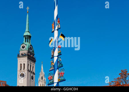 Türme der St.-Petri Kirche und das Rathaus Maibaum am Viktualienmarkt, München, Upper Bavaria, Bavaria, Germany Stockfoto