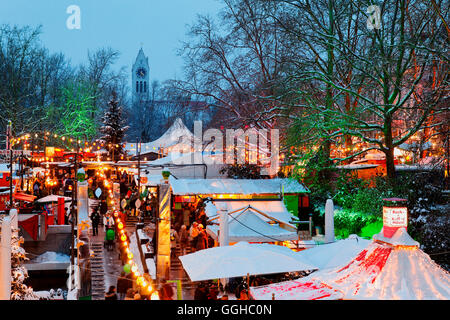 Weihnachtsmarkt, Muenchner Freiheit, Schwabing, München, Upper Bavaria, Bavaria, Germany Stockfoto