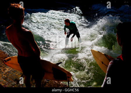 Surfer am Eisbach-Kanal, Englisch Garten, München, Prinzregentenstraße, Upper Bavaria, Bavaria, Germany Stockfoto