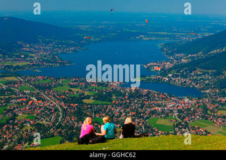 Drei Frauen genießen die Aussicht vom Wallberg, See Tegernsee, Rottach-Egern, Upper Bavaria, Bavaria, Germany Stockfoto