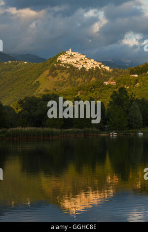 Lago di Piediluco mit Blick auf Labro, Provinz von Rieti, Latium, St. Franziskus von Assisi, Via Francigena di San Francesco, St. Fra Stockfoto