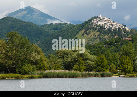 Lago di Piediluco mit Blick auf Labro, Provinz von Rieti, Lazio, St. Franziskus von Assisi, Via Francigena di San Francesco, St. Fran Stockfoto