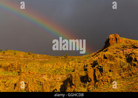 Regenbogen über Felsen, Berge, Tal von El Risco, in der Nähe von Agaete, natürliche zu bewahren, Parque Natural de Tamadaba, UNESCO Biosphäre R Stockfoto