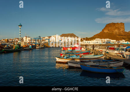 Fischereihafen, Angelboote/Fischerboote in den Hafen Puerto de Las Nieves, in der Nähe von Agaete, Westküste, Gran Canaria, Kanarische Inseln, Spanien Stockfoto