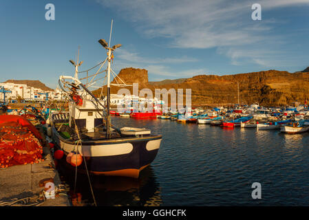 Fischereihafen, Angelboote/Fischerboote in den Hafen Puerto de Las Nieves, in der Nähe von Agaete, Westküste, Gran Canaria, Kanarische Inseln, Spanien Stockfoto