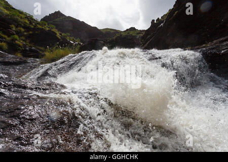 Wasserfall, Barranco del Charco Azul und Schlucht am Ende des El Risco-Tal, in der Nähe von El Risco, in der Nähe von Agaete, natürliche zu bewahren, Parqu Stockfoto