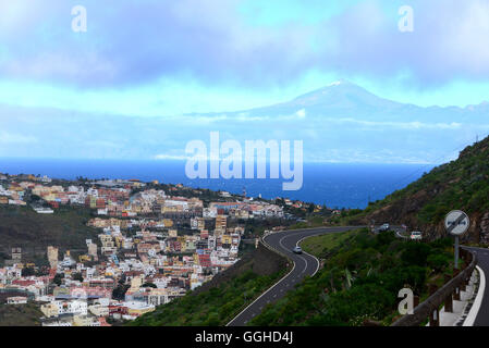 Blick über San Sebastian mit den Teide im Hintergrund, La Gomera, Kanarische Inseln, Spanien Stockfoto