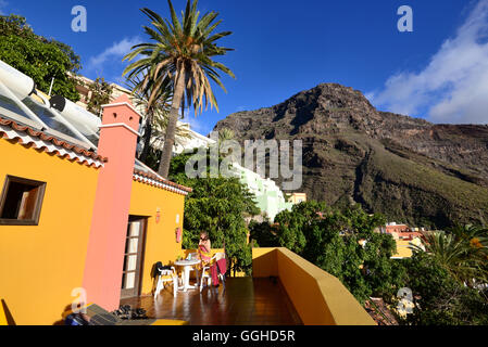 Terrasse eines Hotels in La Calera, Valle Gran Rey, La Gomera, Kanarische Inseln, Spanien Stockfoto