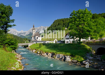 Kirche in Ramsaum Ramsauer Ache, Reiter Steinberge, Berchtesgadener Land, Bayern, Deutschland Stockfoto