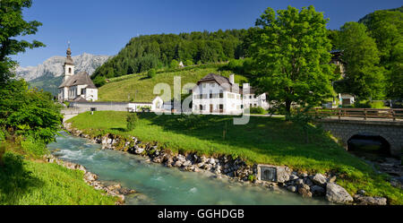 Kirche in Ramsau, Ramsauer Ache, Reiter Steinberge, Berchtesgadener Land, Bayern, Deutschland Stockfoto