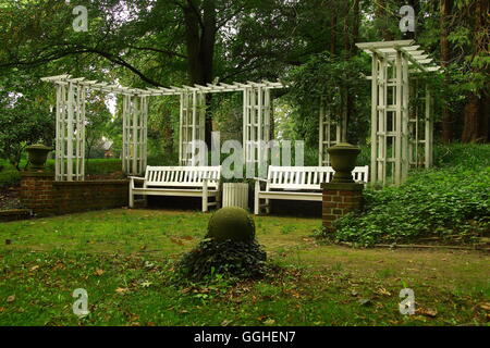 Knoops Park, Bremen, Deutschland, anzeigen Pergolen und Bänke weiß / Weisse Pergola Und Bänke Stockfoto